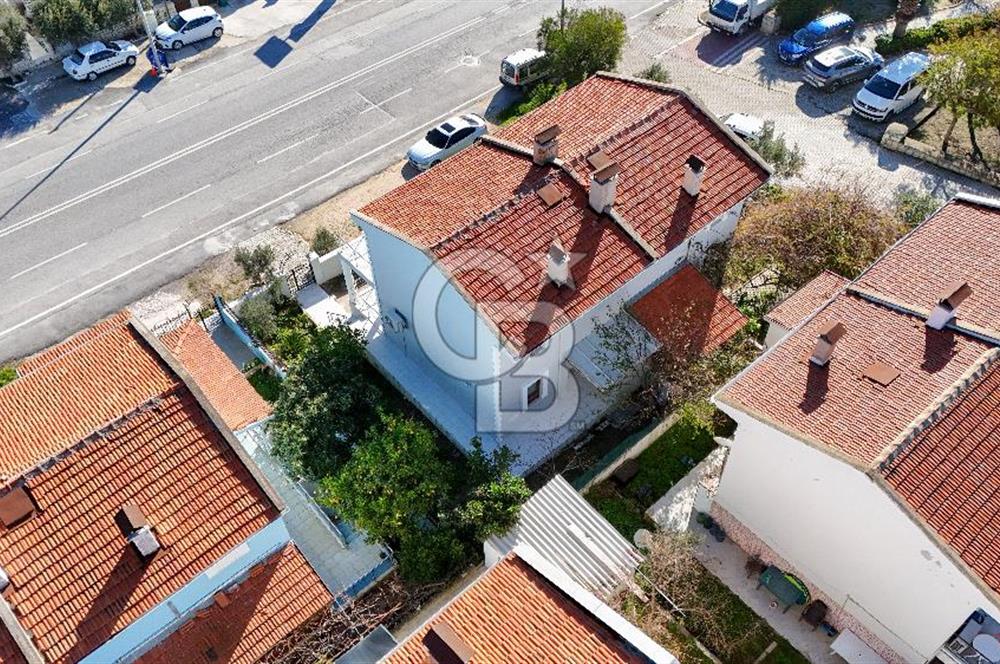 Alaçatı Cadde Üzerinde Tadilatlı Müstakil Satılık 3+1