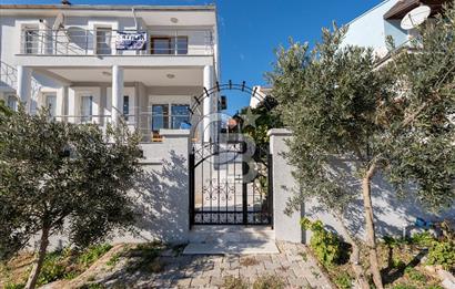 Alaçatı Cadde Üzerinde Tadilatlı Müstakil Satılık 3+1