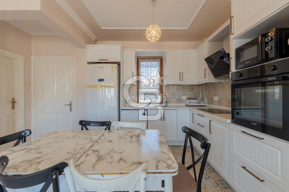 Alaçatı Cadde Üzerinde Tadilatlı Müstakil Satılık 3+1