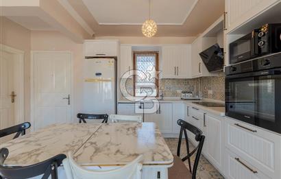 Alaçatı Cadde Üzerinde Tadilatlı Müstakil Satılık 3+1