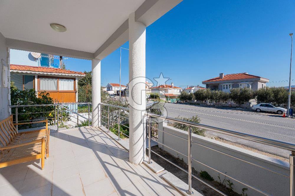 Alaçatı Cadde Üzerinde Tadilatlı Müstakil Satılık 3+1