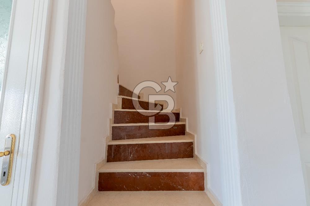 Alaçatı Cadde Üzerinde Tadilatlı Müstakil Satılık 3+1