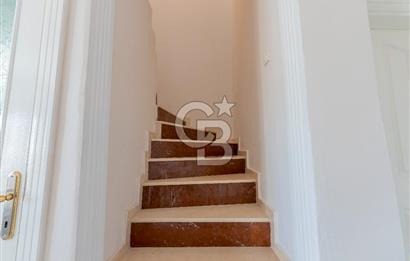 Alaçatı Cadde Üzerinde Tadilatlı Müstakil Satılık 3+1