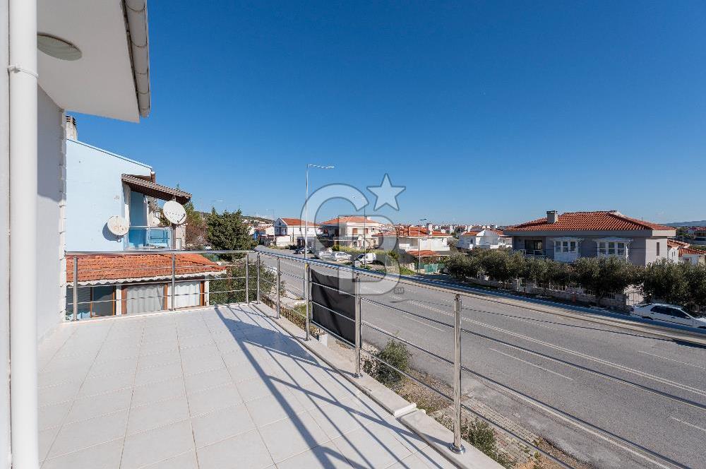 Alaçatı Cadde Üzerinde Tadilatlı Müstakil Satılık 3+1