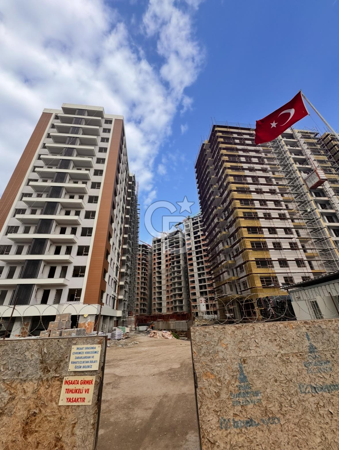 WEST KORDELİONDA  SATILIK 3+1 ARAKAT DAİRE 