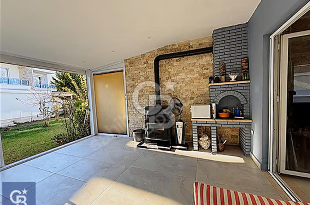 AYVALIK GÖMEÇTE DENİZE SIFIR SİTE İÇİ KIŞ BAHÇE DUBLEKS VİLLA