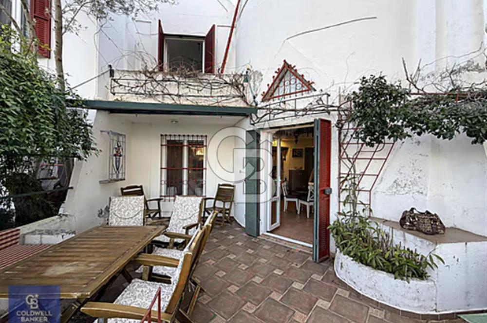 Ayvalığın İçinde Özel Tasarım Villa