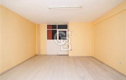 BAHARİYE CADDESİ’NDE GENÇ BİNADA TABELA DEĞERİ YÜKSEK OFİS