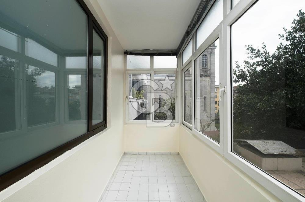 BAHARİYE CADDESİ’NDE GENÇ BİNADA TABELA DEĞERİ YÜKSEK OFİS