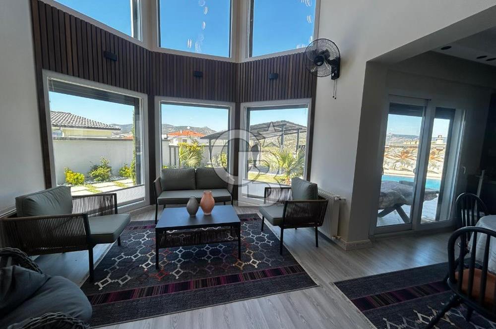 FOÇAKÖY'DE ÖZEL TASARIMLI SATILIK VİLLA 4+1