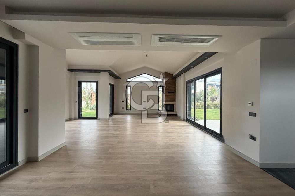 GÜZELBAHÇEDE SATILIK VİLLA