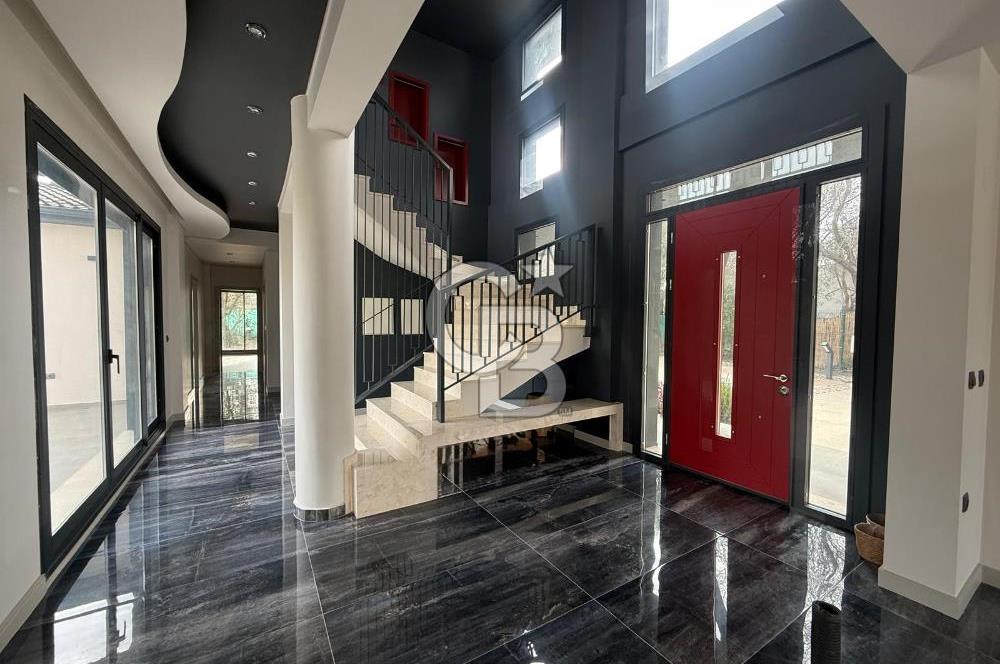 GÜZELBAHÇEDE SATILIK VİLLA