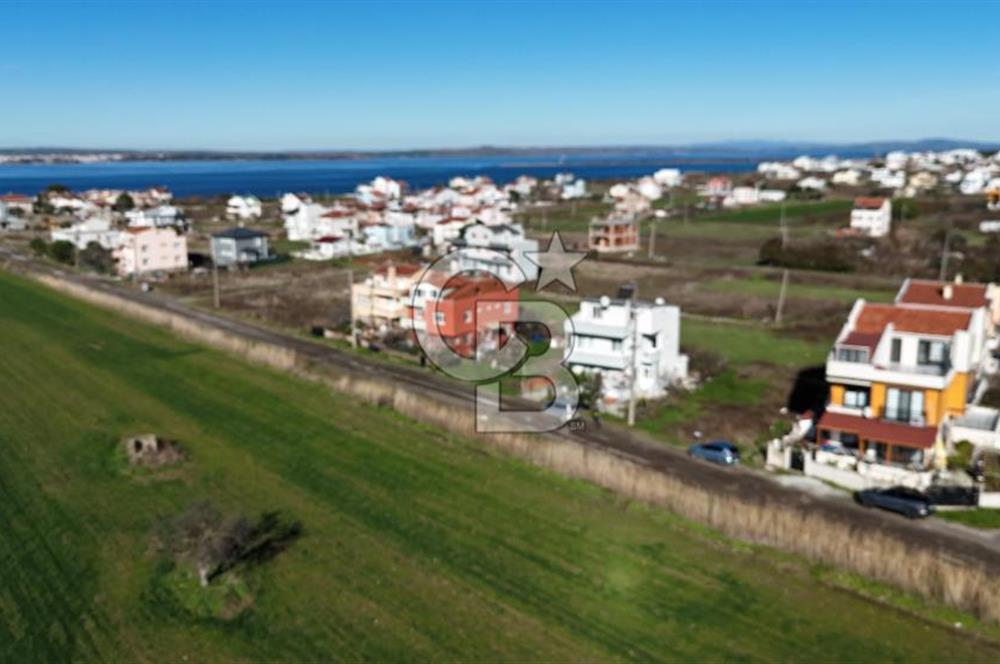 LAPSEKİ ÇARDAK’TA BOĞAZ GÖREN UYGUN FİYATLI VİLLA ARSASI