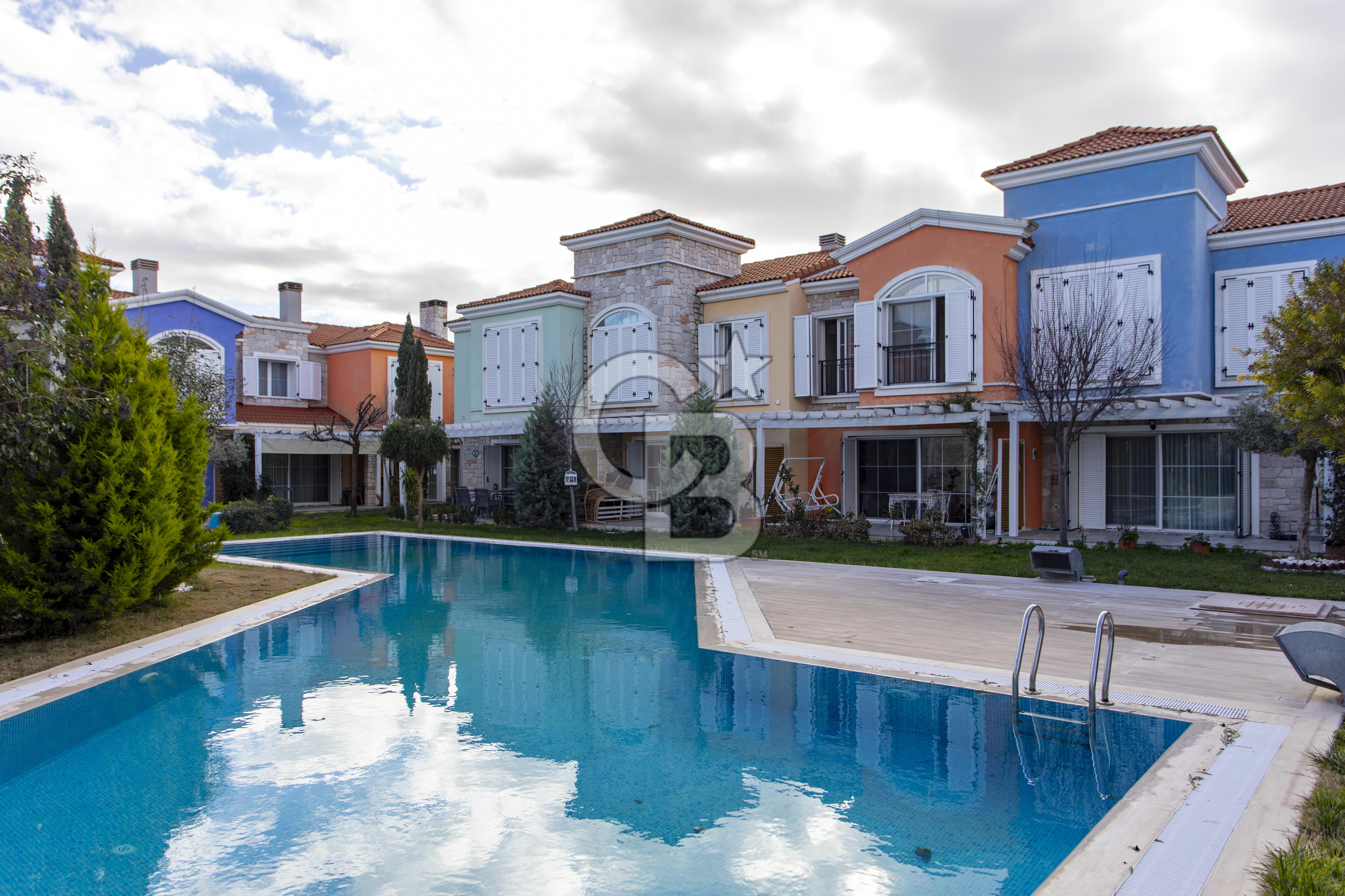 Foça Hacıveli Mah. Mia Focha Sitesinde Satılık 3+1 Villa