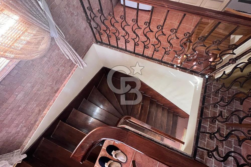 Buca Valirahmibey Mahallesinde 360 m² Teraslı, Jakuzili, Şömineli Dubleks