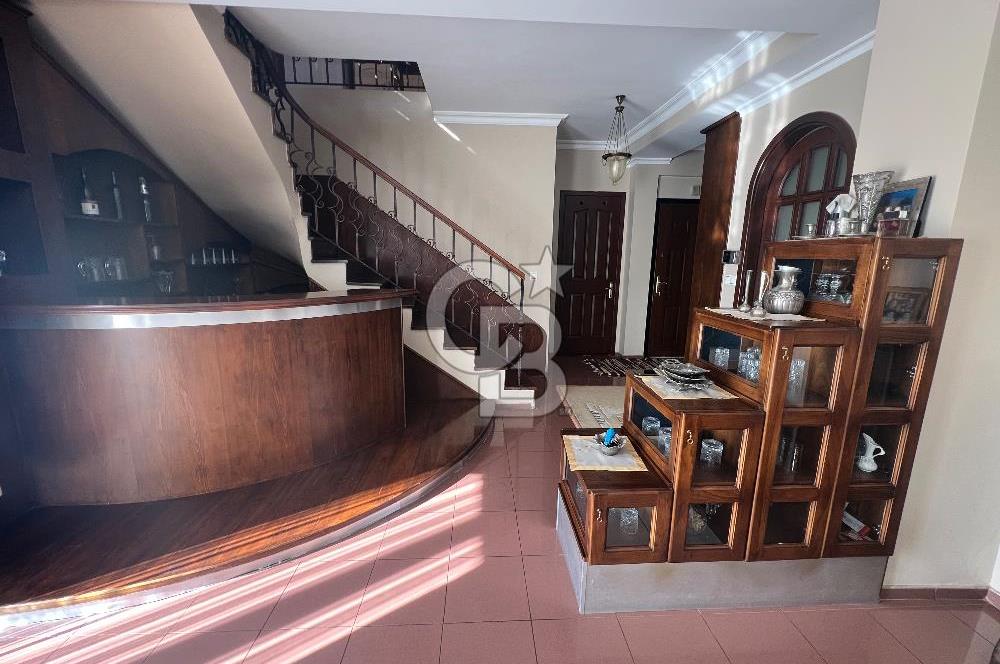 Buca Valirahmibey Mahallesinde 360 m² Teraslı, Jakuzili, Şömineli Dubleks