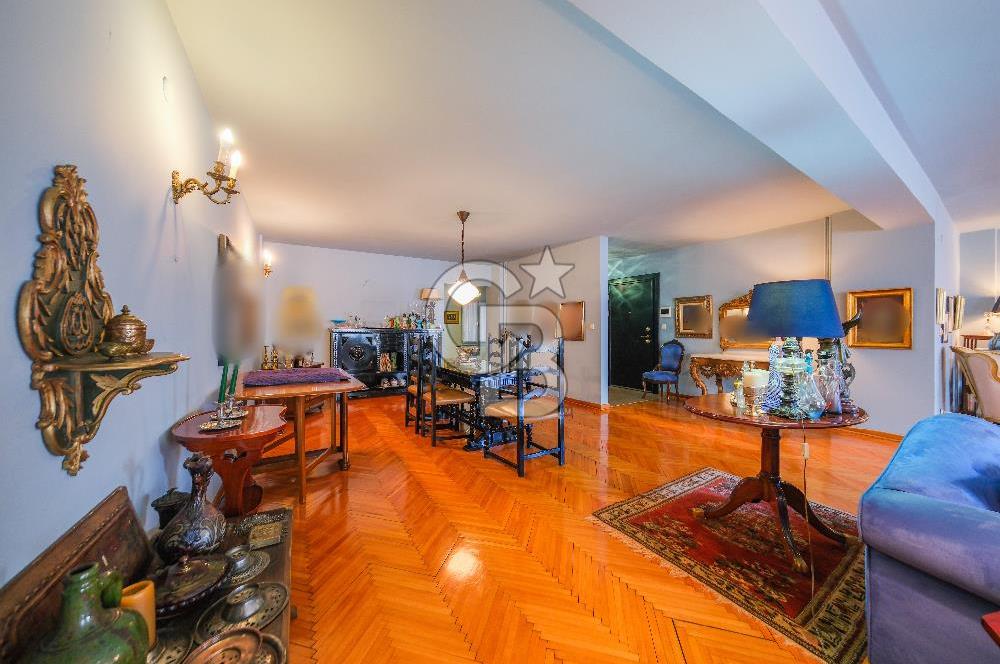 Nişantaşı Valikonağı Cad Üzerinde 275m2, 5+1 Konut / İşyerine Uygun Daire