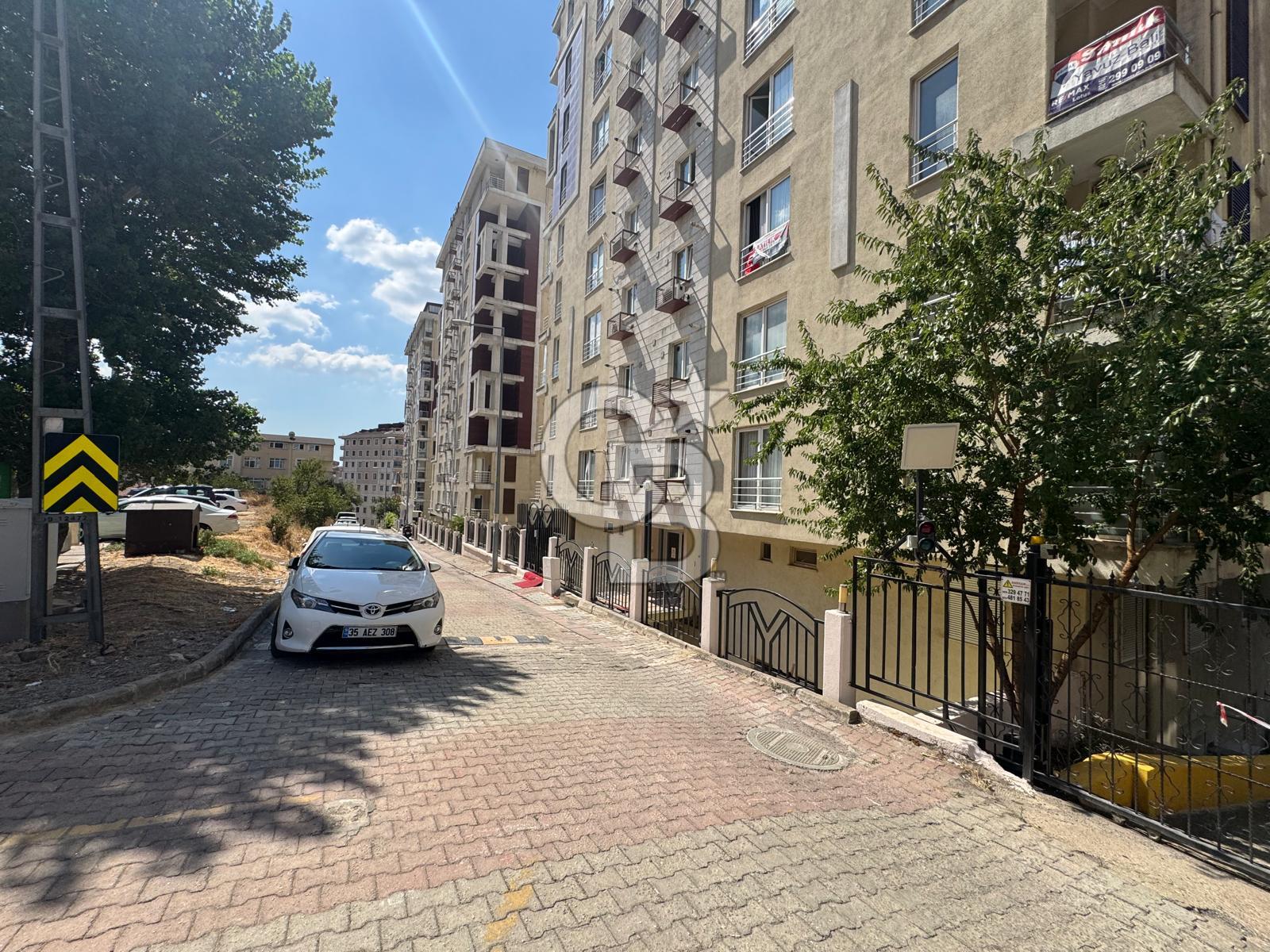 Site İçerisinde, Eşyalı   İçerisinde Kiracı Yok  1+0  Havuz, Kapalı Oto Park  Ana Cadde, Toplu Ulaşım  Bulunduğu Semtte Kurumsal Firmalar Mevcut  Geniş ve Kullanışlı  Asansör  Güvenlikli