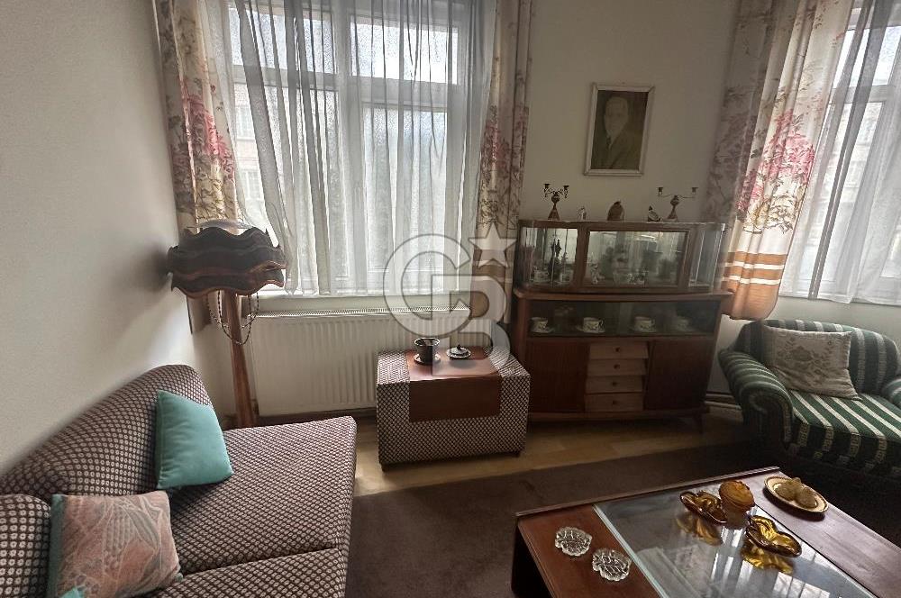 Sultanahmet Küçük Ayasofya Caddesinde 1+1 Satılık Köşe Daire 