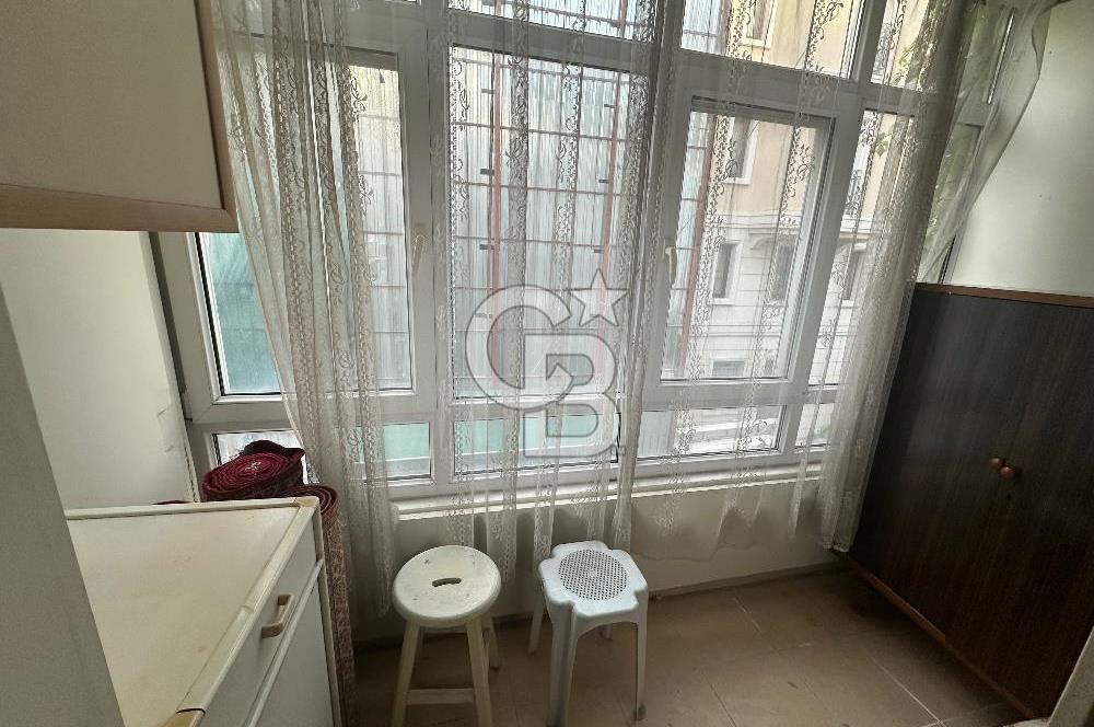 Sultanahmet Küçük Ayasofya Caddesinde 1+1 Satılık Köşe Daire 