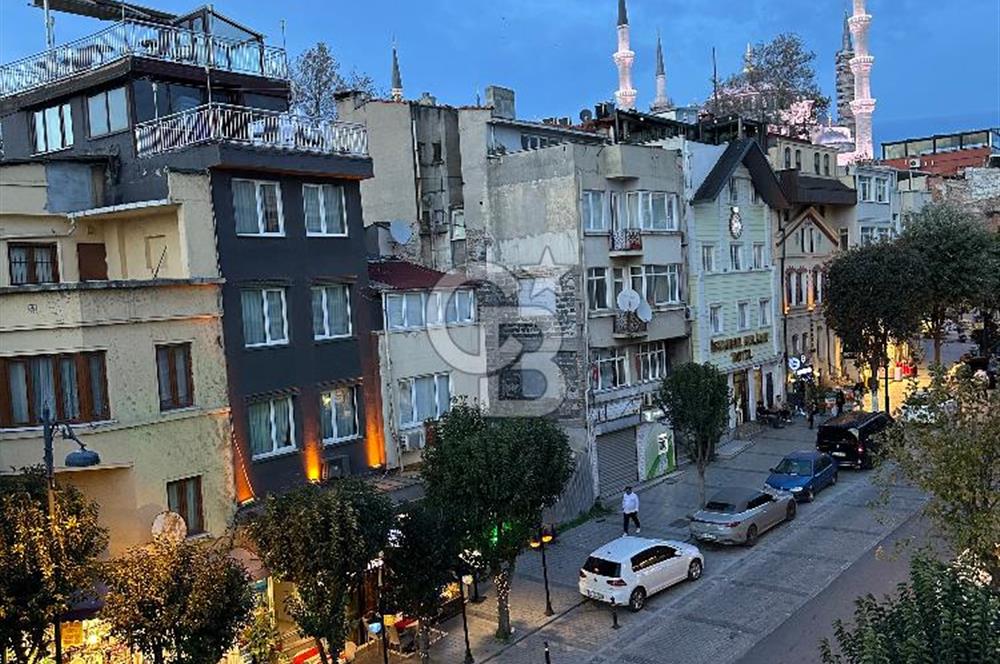 Sultanahmet Küçük Ayasofya Caddesinde 1+1 Satılık Köşe Daire 
