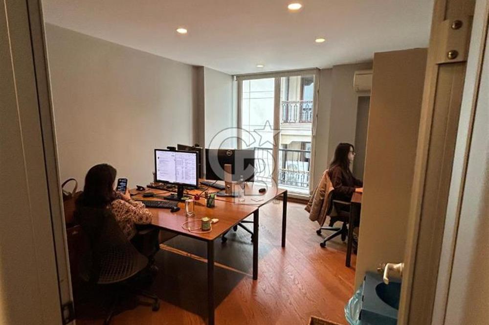 NİŞANTAŞINDA MANZARALI ŞIK DEKORASYONLU OFİS KATI