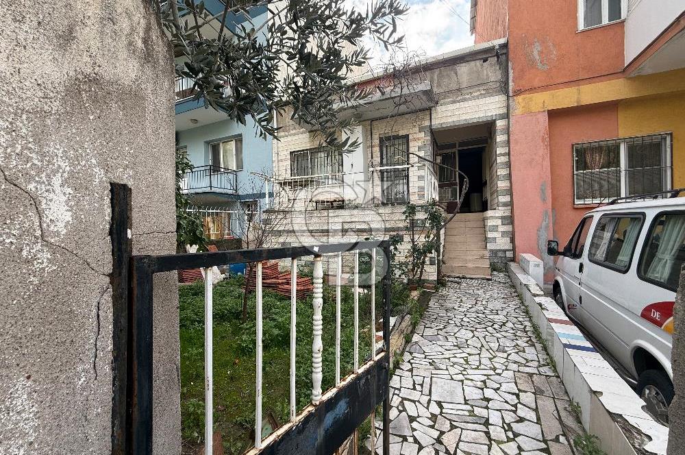 Bornova’da  Satılık Hem Oturuma Hem Yatırıma Uygun Bahçeli Tek Katlı Müstakil Ev