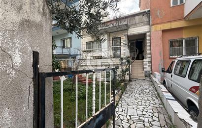 Bornova’da  Satılık Hem Oturuma Hem Yatırıma Uygun Bahçeli Tek Katlı Müstakil Ev