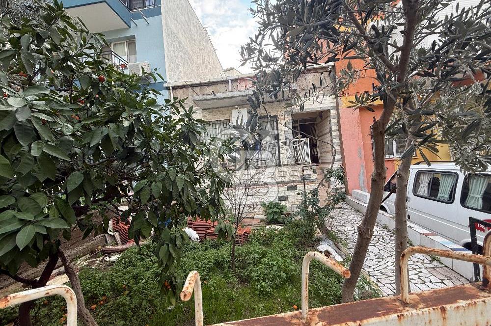 Bornova’da  Satılık Hem Oturuma Hem Yatırıma Uygun Bahçeli Tek Katlı Müstakil Ev