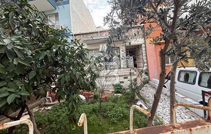 Bornova’da  Satılık Hem Oturuma Hem Yatırıma Uygun Bahçeli Tek Katlı Müstakil Ev