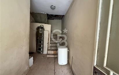 Bornova’da  Satılık Hem Oturuma Hem Yatırıma Uygun Bahçeli Tek Katlı Müstakil Ev