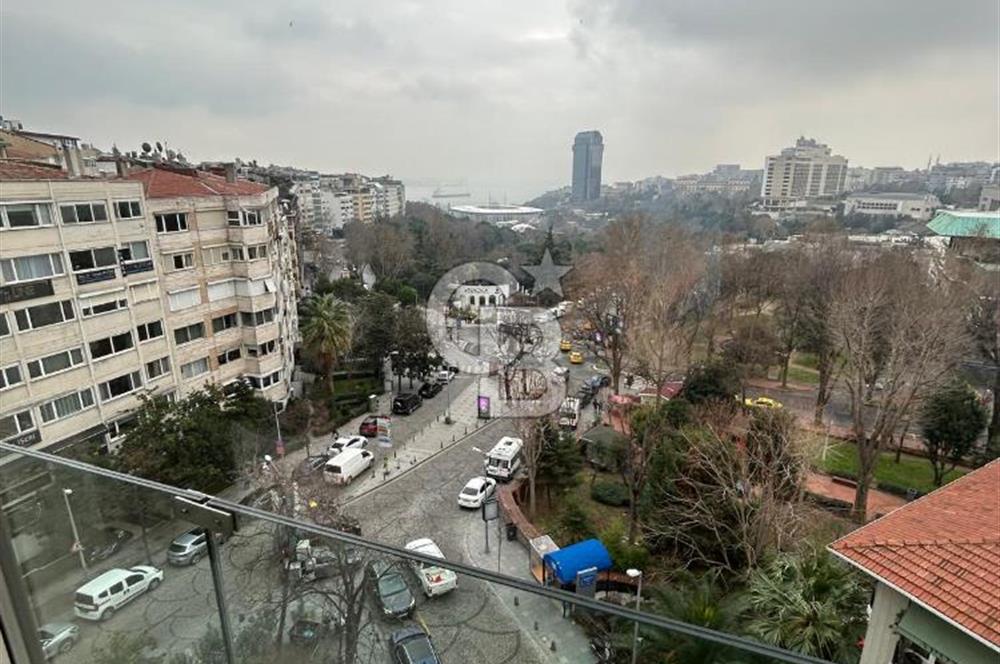 NİŞANTAŞINDA MANZARALI ŞIK DEKORASYONLU OFİS KATI