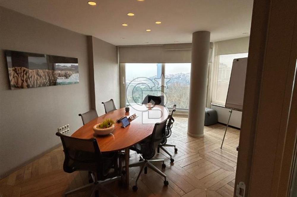 NİŞANTAŞINDA MANZARALI ŞIK DEKORASYONLU OFİS KATI
