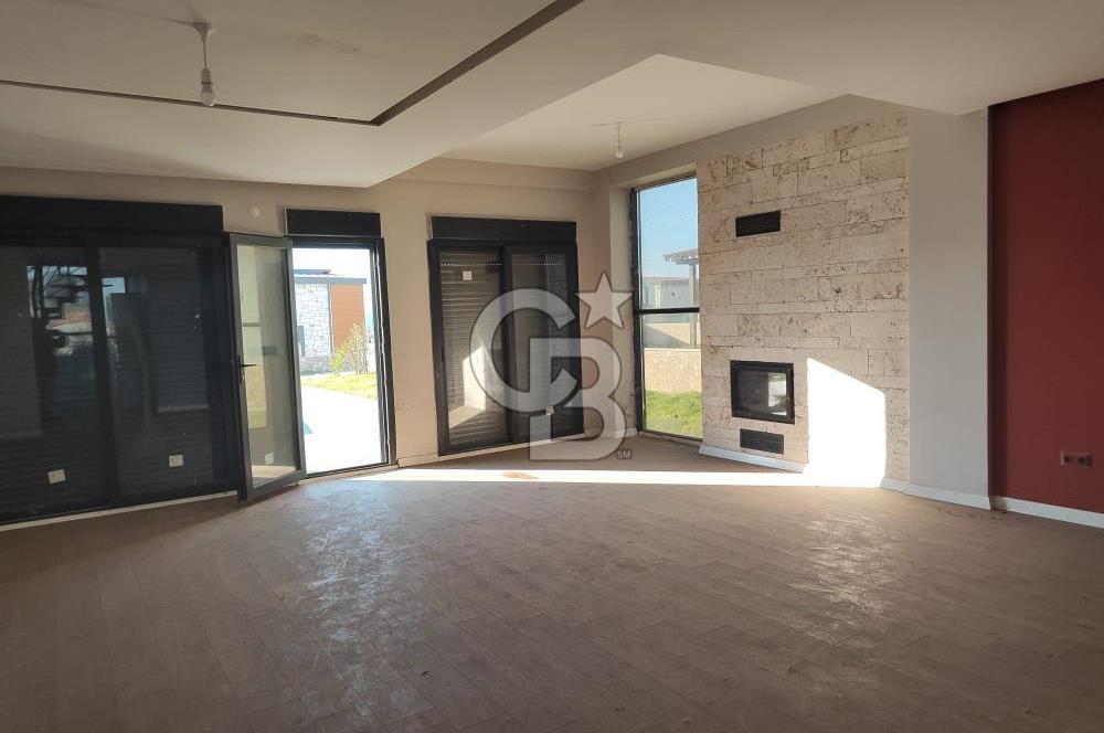Foça Kozbeyli'de Kesintisiz Deniz Manzaralı Satılık Havuzlu Müstakil 4+1 Villa