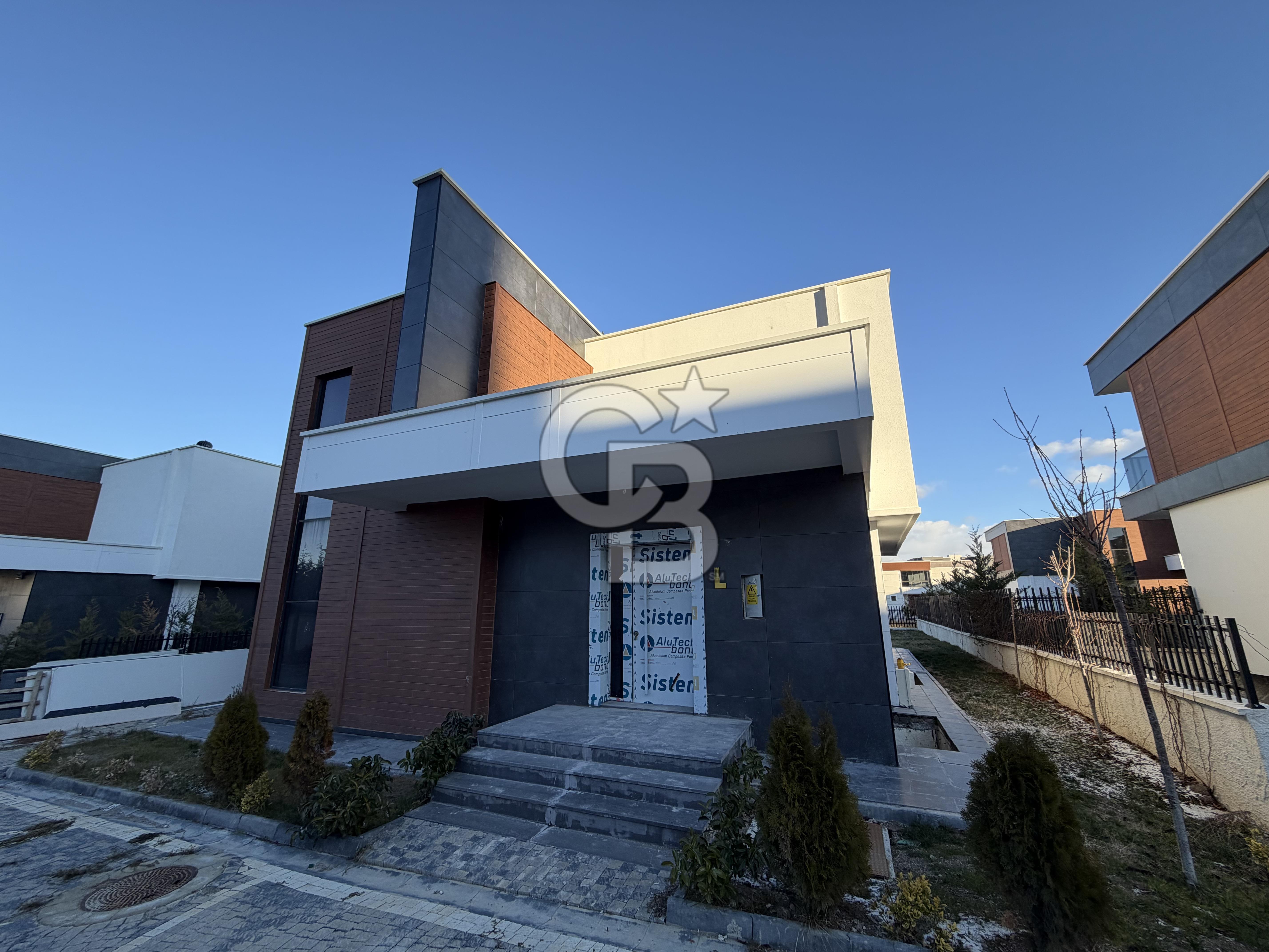 BAĞLICA TUAL ARMADA SİTESİ'NDE SATILIK GENİŞ BAHÇELİ 5+1 LÜKS VİLLA