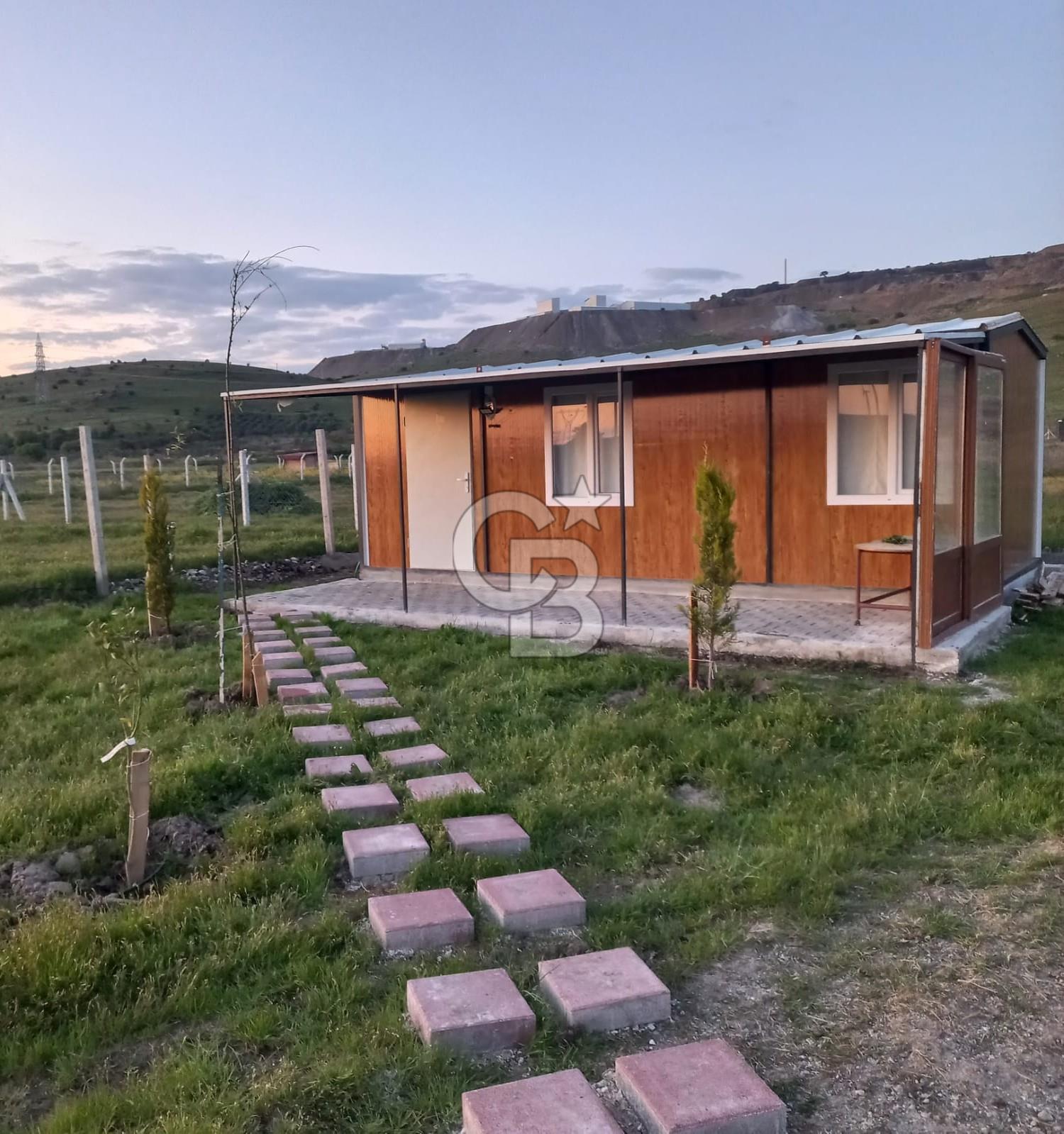 ÇALTILIDEREDE YOLA CEPHE 425m2 İÇERİSİNE KONTEYNER BULUNAN TARLA