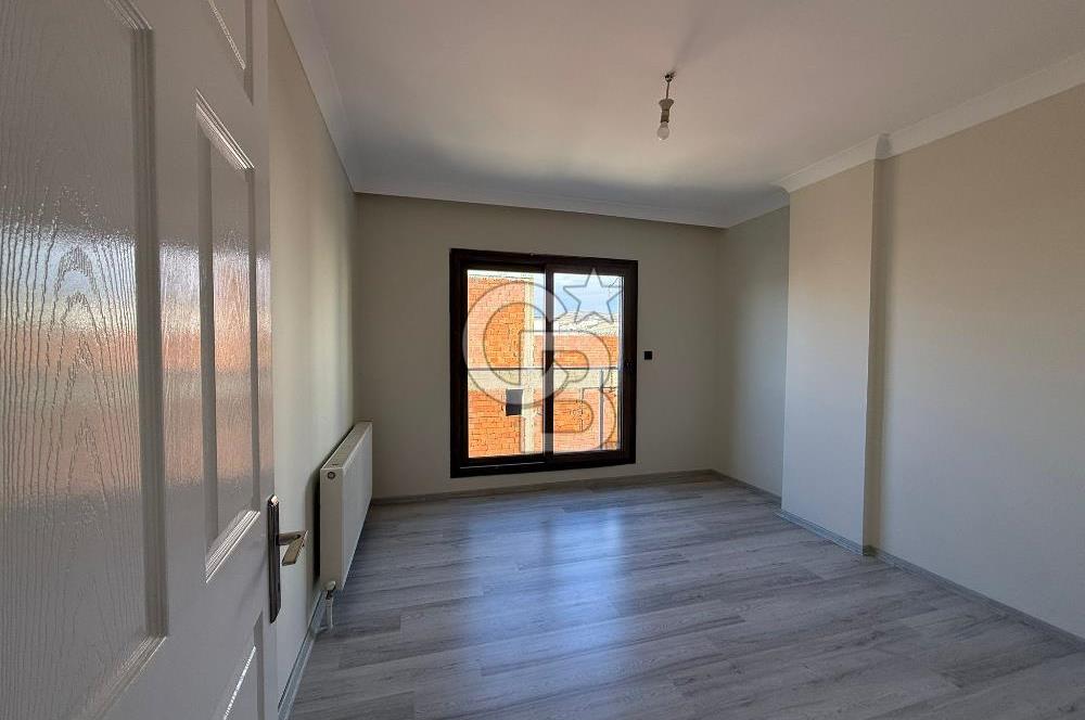 Bornova’da Satılık Altı Dükkan Üstü Daire Olan İki Katlı Bina