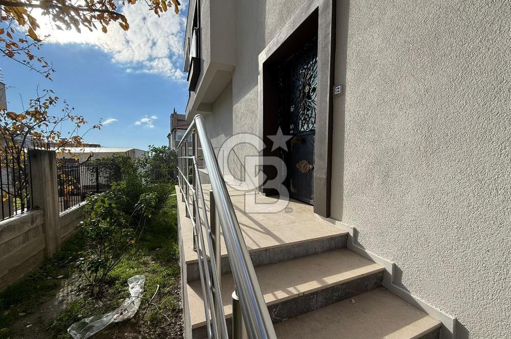 Bornova’da Satılık Altı Dükkan Üstü Daire Olan İki Katlı Bina
