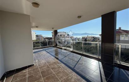 Bornova’da Satılık Altı Dükkan Üstü Daire Olan İki Katlı Bina