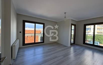 Bornova’da Satılık Altı Dükkan Üstü Daire Olan İki Katlı Bina