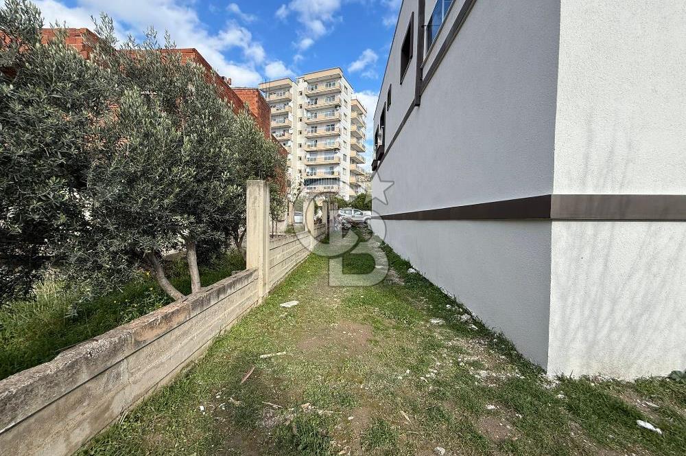 Bornova’da Satılık Altı Dükkan Üstü Daire Olan İki Katlı Bina