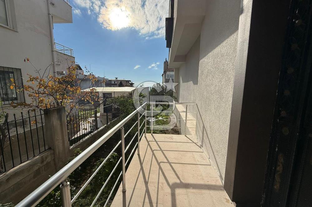 Bornova’da Satılık Altı Dükkan Üstü Daire Olan İki Katlı Bina