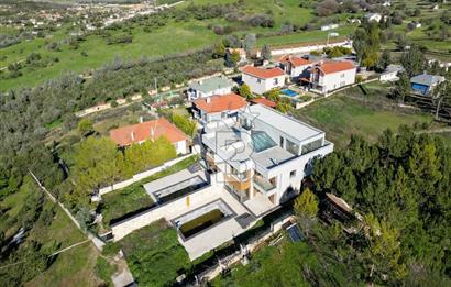 FOÇA KOZBEYLİ'DE 5+1 TRİPLEX LOFT HAVUZLU SATILIK MÜSTAKİL VİLLA