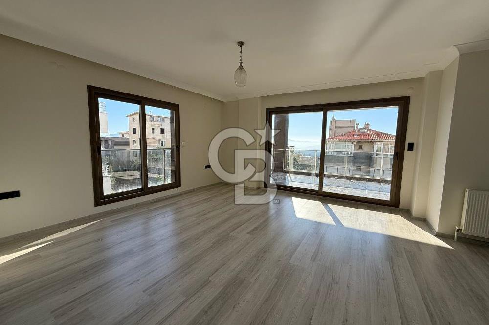 Bornova’da Satılık Altı Dükkan Üstü Daire Olan İki Katlı Bina