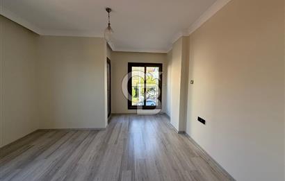 Bornova’da Satılık Altı Dükkan Üstü Daire Olan İki Katlı Bina