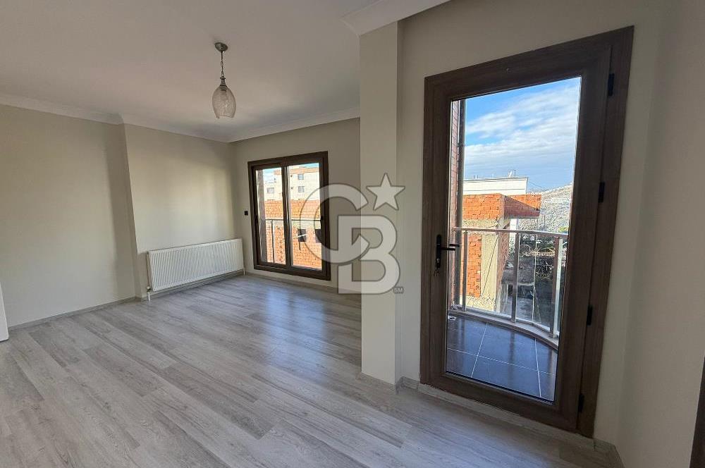 Bornova’da Satılık Altı Dükkan Üstü Daire Olan İki Katlı Bina