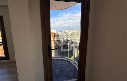 Bornova’da Satılık Altı Dükkan Üstü Daire Olan İki Katlı Bina