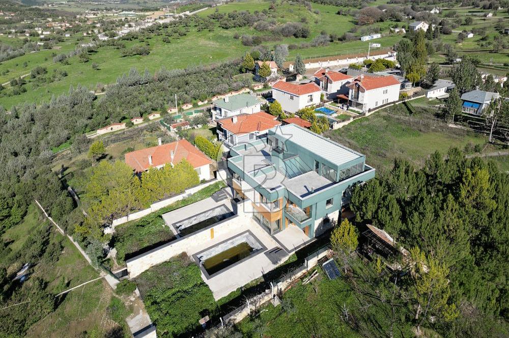 FOÇA KOZBEYLİ'DE 5+1 TRİPLEX LOFT HAVUZLU SATILIK MÜSTAKİL VİLLA