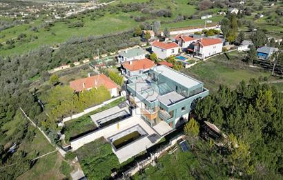 FOÇA KOZBEYLİ'DE 5+1 TRİPLEX LOFT HAVUZLU SATILIK MÜSTAKİL VİLLA