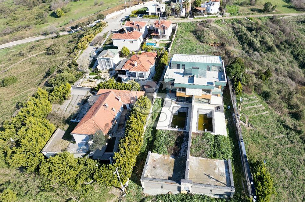 FOÇA KOZBEYLİ'DE 5+1 TRİPLEX LOFT HAVUZLU SATILIK MÜSTAKİL VİLLA